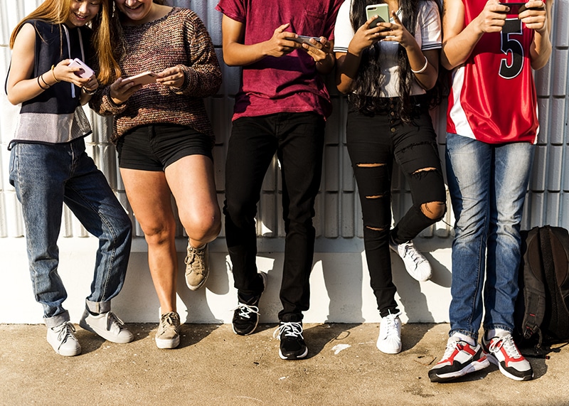 Adolescentes Con Sus Teléfonos Móviles