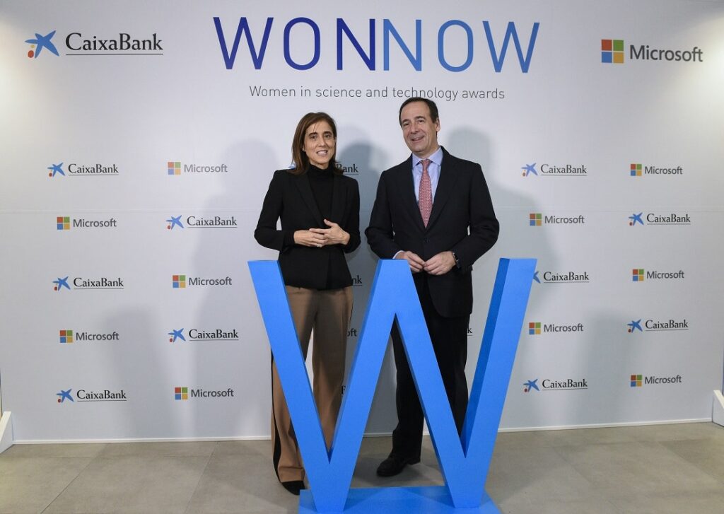 Pilar López, presidente de Microsoft España y Gonzalo Gortázar, consejero delegado de CaixaBank