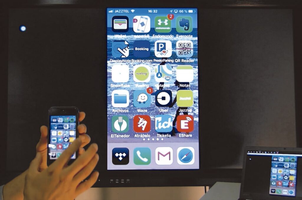 uso monitor interactivo smartphone