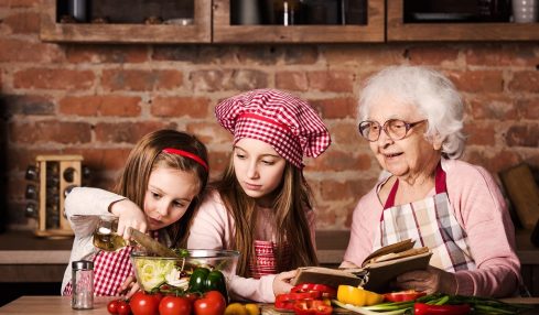 Dos Niñas Siguen Una Receta Con Su Abuela