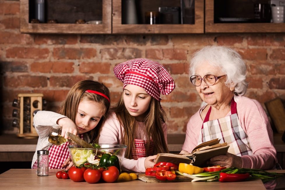 Dos Niñas Siguen Una Receta Con Su Abuela