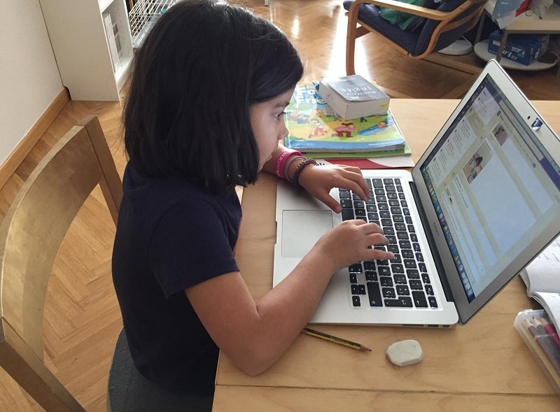 Una niña pequeña asiste a clase virtualmente por la plataforma Teams