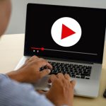 Docente preparando sus clases de vídeo