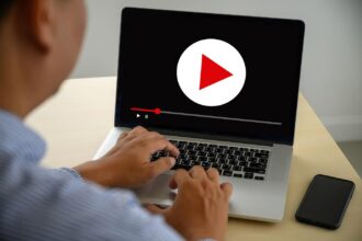 Docente preparando sus clases de vídeo