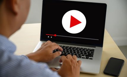 Docente preparando sus clases de vídeo