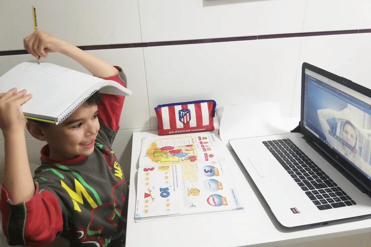 Estas son las posibilidades de Teams para la enseñanza a distancia niño estudia a distancia por ordenador