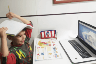 niño estudia a distancia por ordenador