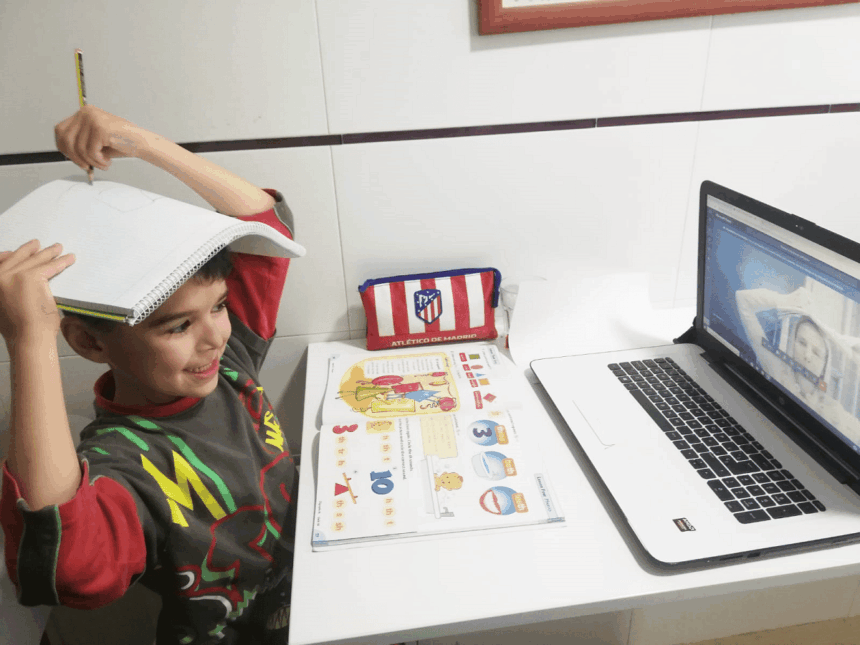 niño estudia a distancia por ordenador