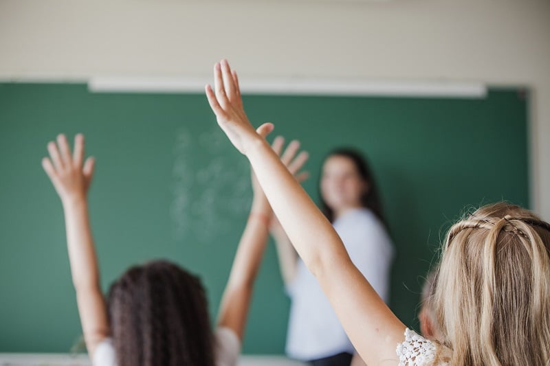 Niños En Clase Levantan La Mano Para Preguntar Dudas