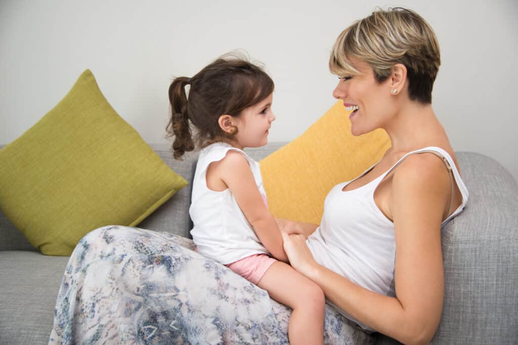 Madre Hablando Con Niña