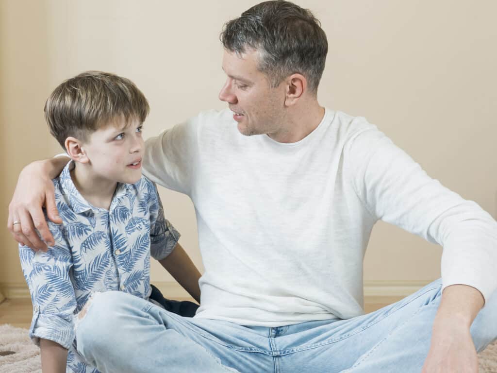 Padre Hablando Con Su Hijo