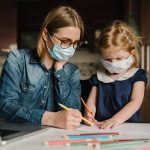 Madre e hija estudian con mascarilla en casa - coronavirus