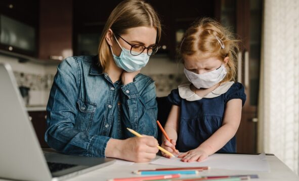 Madre E Hija Estudian Con Mascarilla En Casa - Coronavirus