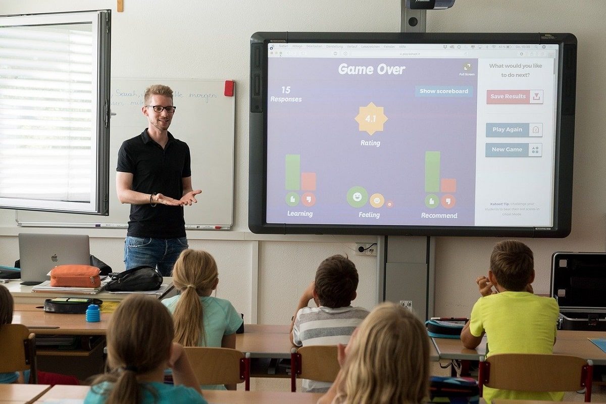 Hacia la enseñanza cooperativa: ¿dos maestros es mejor que uno? Profesor en clase usando kahoot