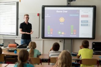 Profesor en clase usando kahoot