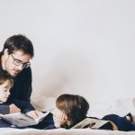Un padre practica storytelling con sus hijos