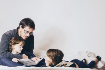 Un padre practica storytelling con sus hijos