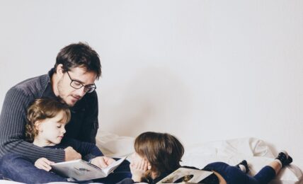 Un padre practica storytelling con sus hijos