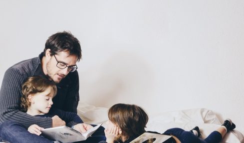Un padre practica storytelling con sus hijos