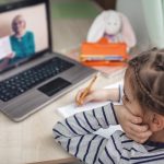 Niña escucha a su profesora online