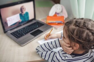 Niña escucha a su profesora online