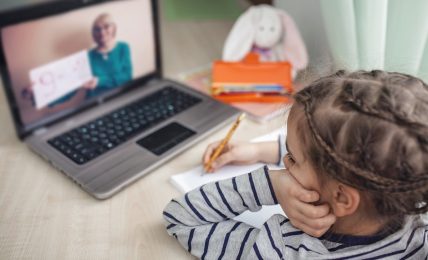 Niña escucha a su profesora online