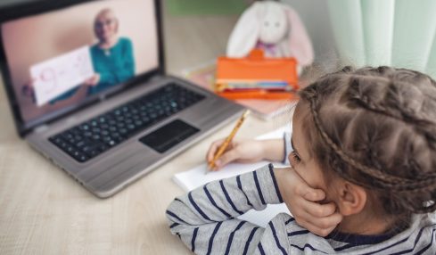 Niña Escucha A Su Profesora Online