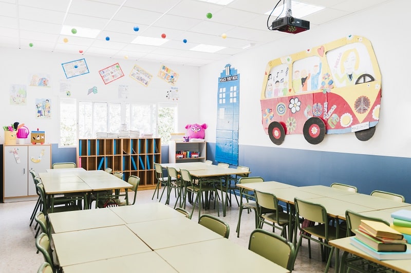 Vuelta a las aulas - foto de una clase vacía de primaria 