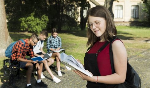 adolescentes leyendo
