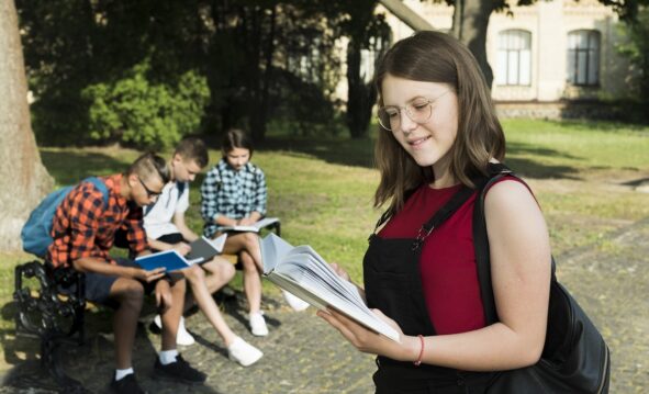 Adolescentes Leyendo