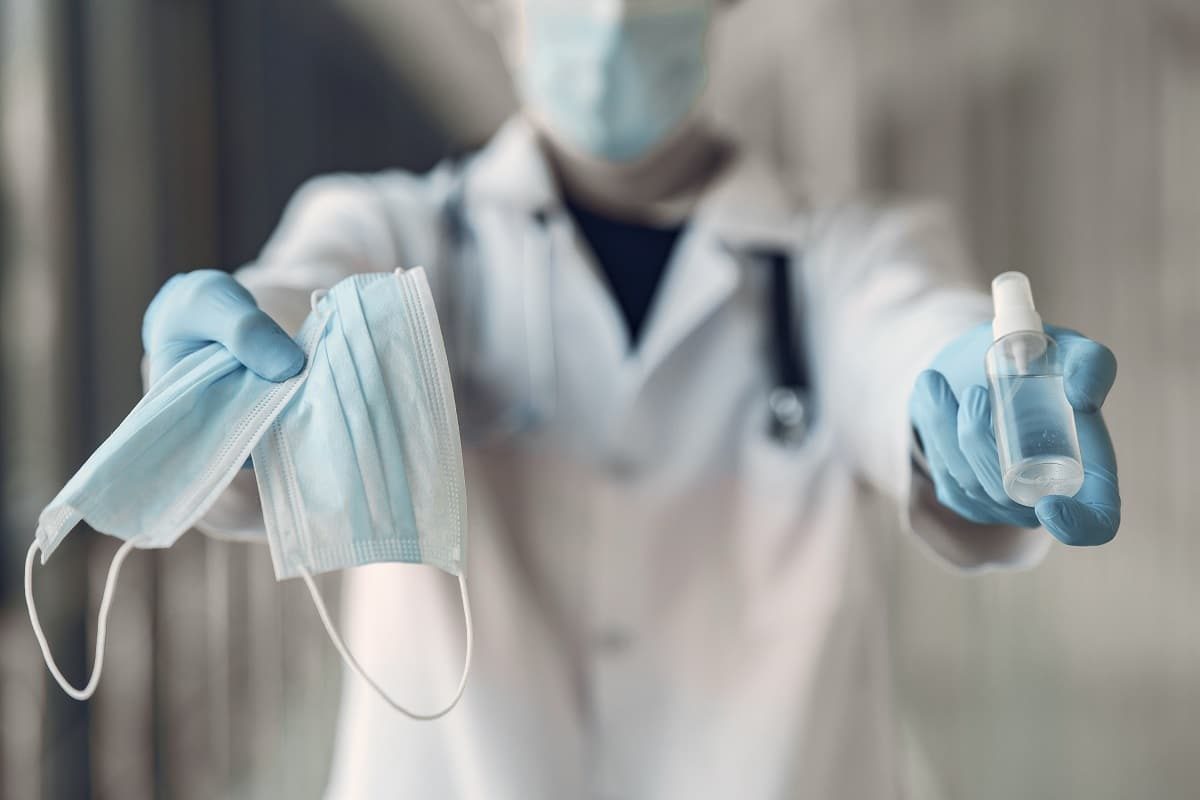 Del miedo a salir, a salir sin miedo: cómo afrontar la desescalada Un medico ofrece material de protección ante el coronavirus