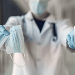 Un medico ofrece material de protección ante el coronavirus