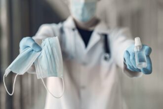 Un medico ofrece material de protección ante el coronavirus