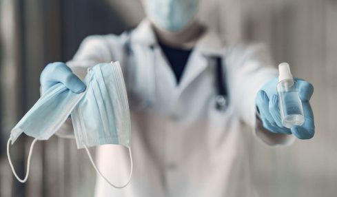 Un medico ofrece material de protección ante el coronavirus