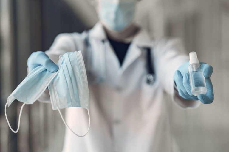 Un medico ofrece material de protección ante el coronavirus