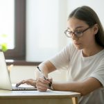 una alumna hace un examen online
