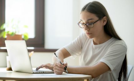 una alumna hace un examen online