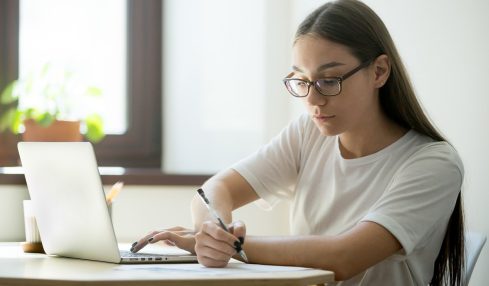una alumna hace un examen online