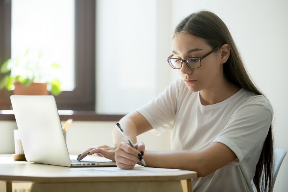 una alumna hace un examen online