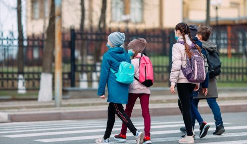 Niños de camino al colegio con mascarilla