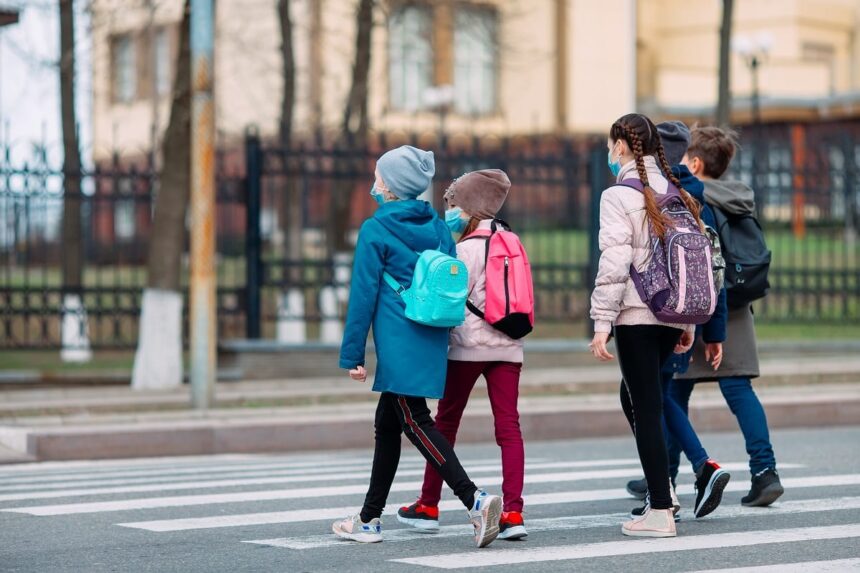 Niños de camino al colegio con mascarilla