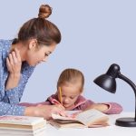 madre e hija hacen deberes juntas