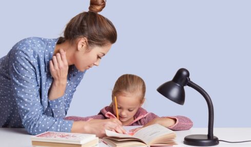 madre e hija hacen deberes juntas