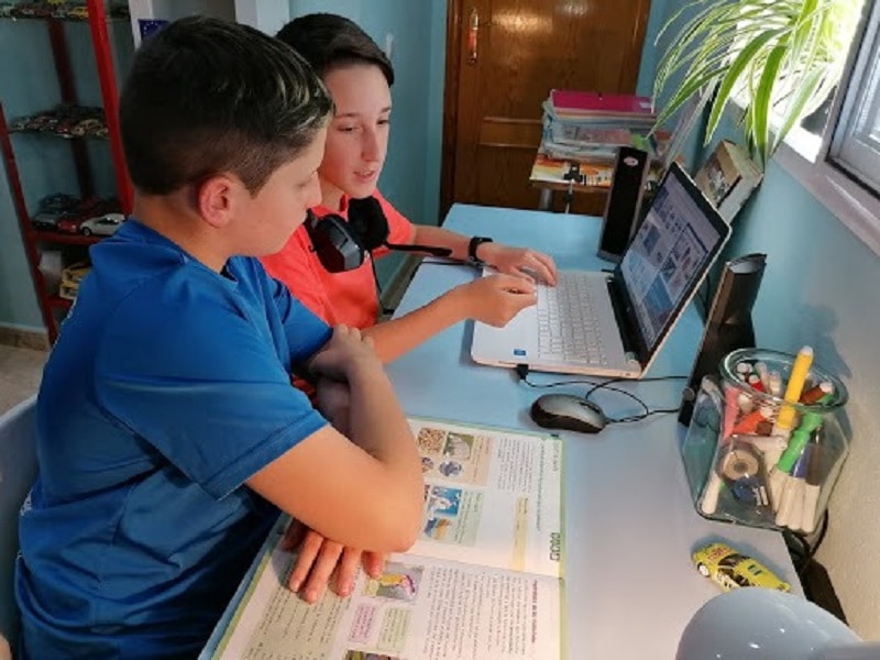 Dos alumnos del CEIP Purísima Concepción de El Esparragal en Puerto Lumbreras (Murcia) en clases a distancia