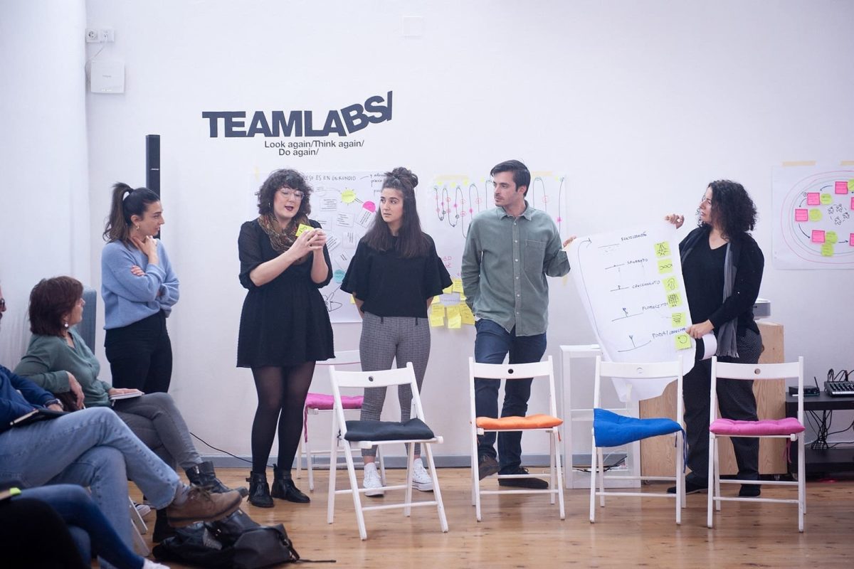 Formación para abordar los cambios que demanda el sistema educativo TeamLabs y Mondragon Unibertsitatea: Diploma de Especialización en Nuevos Roles para el Aprendizaje en Educación.