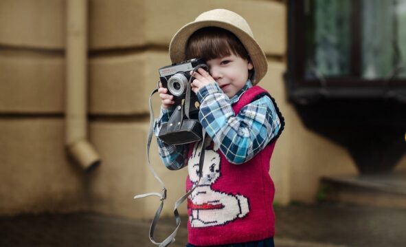Un Niño Aprende A Usar Una Cámara De Fotos