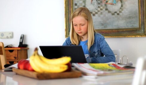 Una niña estudia en casa por ordenador