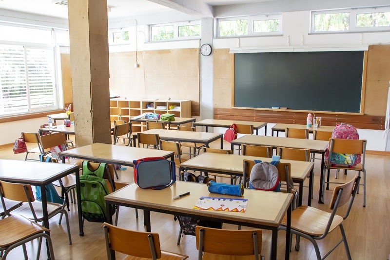 Una clase de primaria vacía - vuelta al cole durante la pandemia