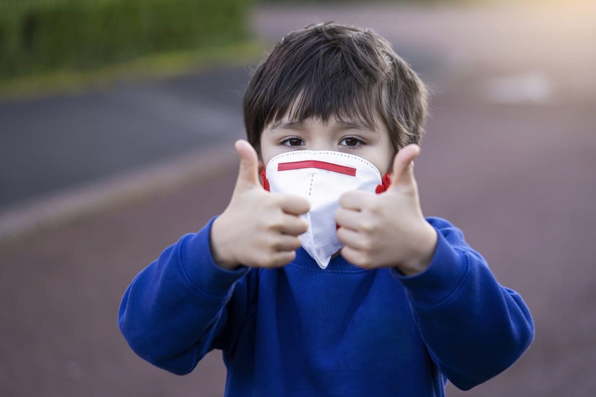 Consejos para hacer un buen uso de la mascarilla en el aula Niño con mascarilla hace el signo de todo ok con los pulgares hacia arriba
