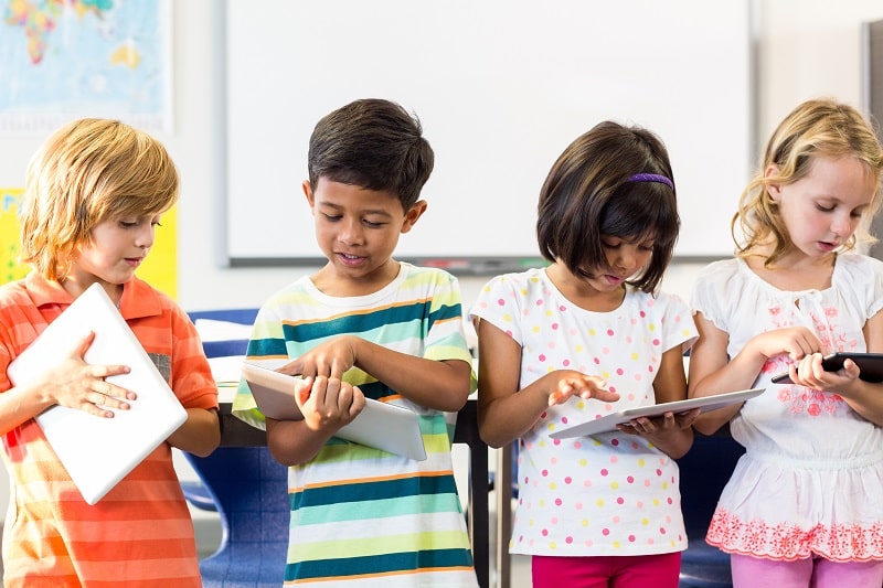 gamificación y ABJ niños jugando con tabletas en clase